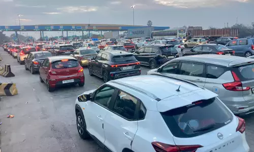 Sankranti Rush Congests Hyderabad-Vijayawada Highway Sankranti Rush Congests Hyderabad-Vijayawada Highway