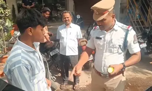 Traffic Police Demonstrate Dangers of Nylon Manja