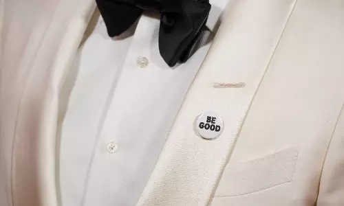 Celebrities Wear Pins Protesting ICE on the Golden Globes Red Carpet