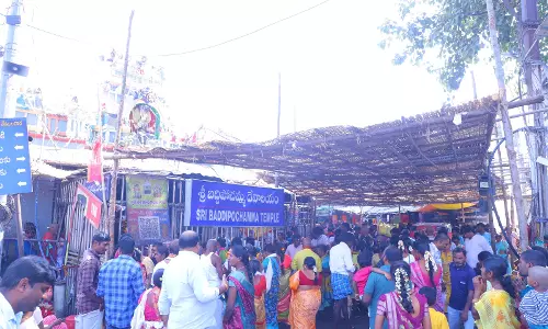 Devotees Flag Dangerous Bridge, Poor Crowd Control At Vemulawada