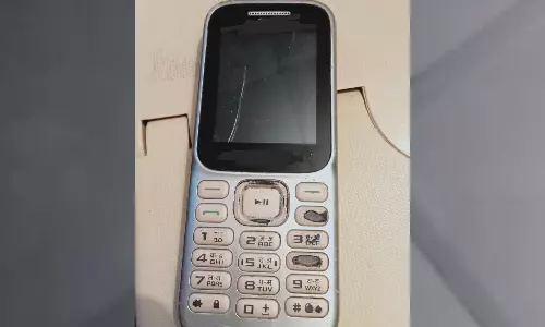 Woman Caught Trying to Smuggle a Mobile Phone Hiding it in Her Private Part Woman Caught Trying to Smuggle a Mobile Phone Hiding it in Her Private Part