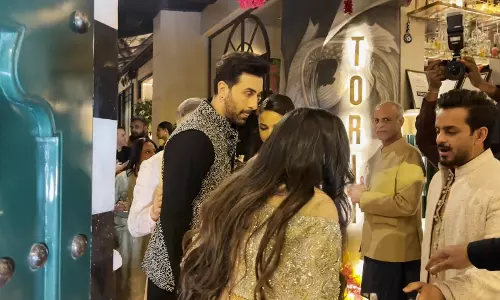 Ranbir Kapoor, Alia Bhatt Arrive Hand-in-Hand at Mumbai Restaurant