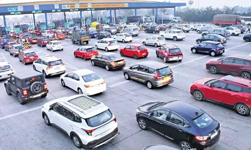 Return Rush Congests Highways to Hyderabad From AP After Sankranti