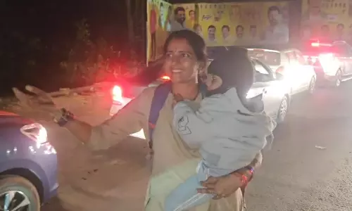 Returning Home After Duty, Woman Cop Clears Path for Ambulances with Toddler