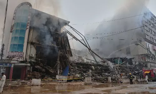 Death Toll Rises to 6 in Fire at a Shopping Plaza in Karachi