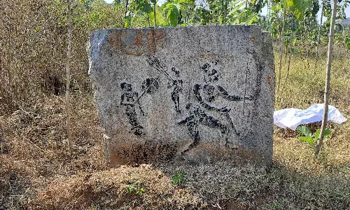 Vijayanagara-Era Hero Stone Found in Tirupattur District