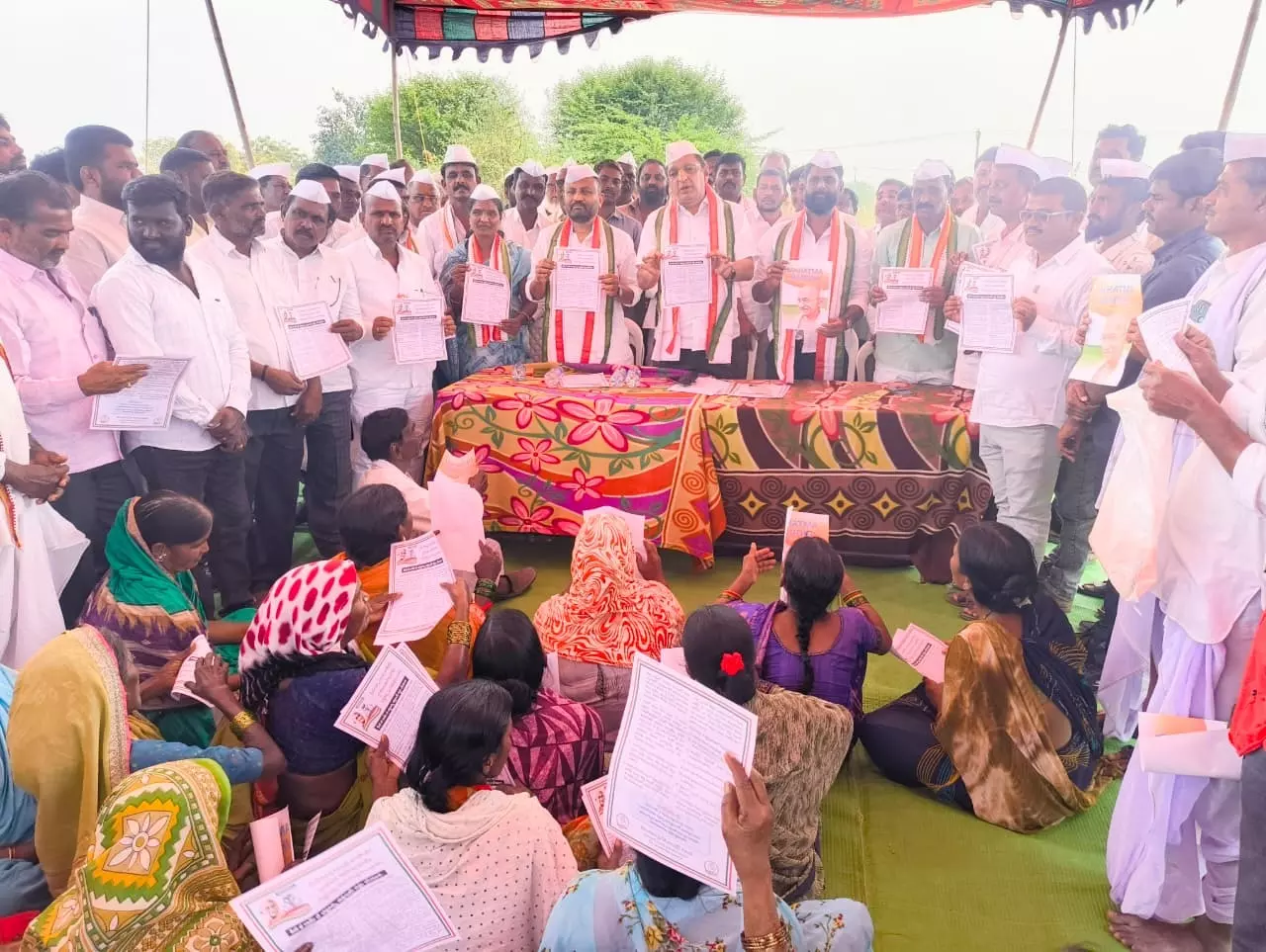 Sachin Sawant Targets VB RAM G, Congress Protests with MGNREGA Workers in Madnoor Sachin Sawant Targets VB RAM G, Congress Protests with MGNREGA Workers in Madnoor