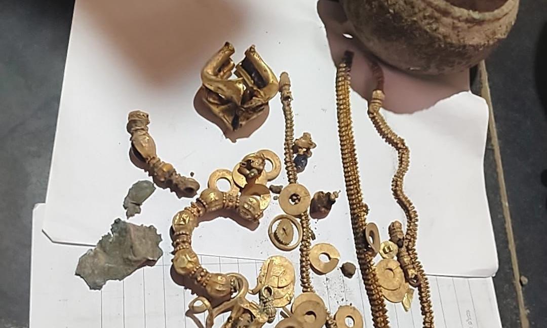 Gram Sabha Honors Boy for Returning Buried Treasure