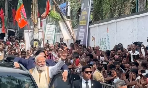 Hundreds Greet PM During Roadshow