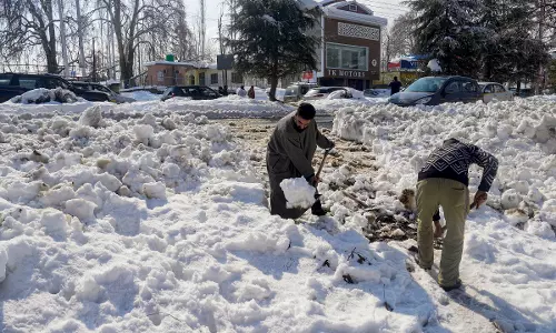J&K: Fresh Snow Blankets Gulmarg, Highway Closed for 2nd Day