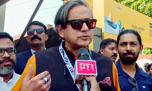 Tharoor Declines to Comment on Discussions With CPI(M) in Dubai Tharoor Declines to Comment on Discussions With CPI(M) in Dubai