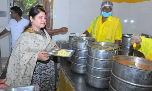 Collector Reviews Food Quality at Anna Canteen in Nandyal