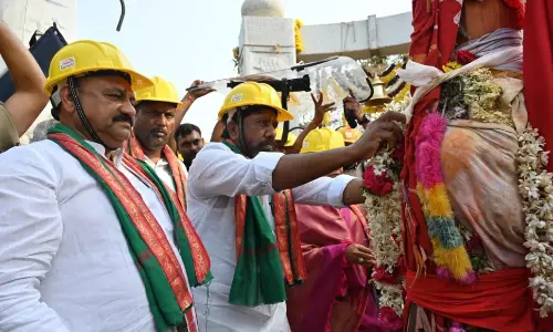 Deputy CM Bhatti Vikramarka, TPCC Chief Pray at Medaram