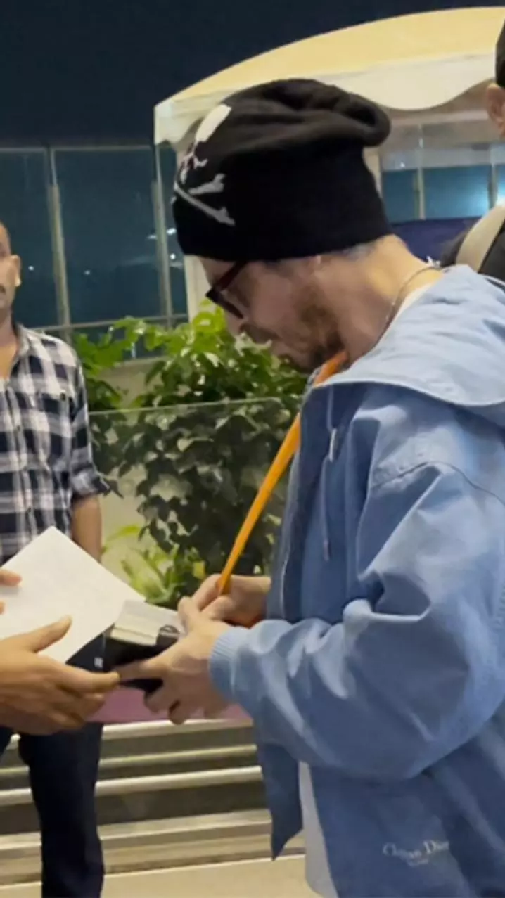 SRK’s Sweet Gesture Towards Airport Security Official