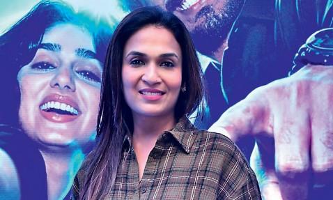 Soundarya Rajinikanth Supports Father's Political Decision