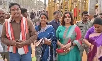 Ranganath Offers Prayers at Medaram Jathara