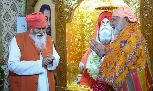 PM Modi Meets Sant Niranjan Dass at Dera Sachkhand Ballan
