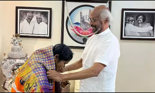 Actor Rajinikanth Felicitates Sanitation Worker for Honesty