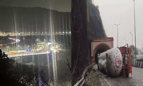 Mumbai-Pune Expressway: Traffic Paralysed After Gas Tanker Overturns Mumbai-Pune Expressway: Traffic Paralysed After Gas Tanker Overturns