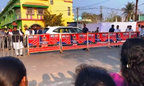 Odisha CM Mohan Majhi Shares A Warm Moment With Children Outside President Murmu’s Residence