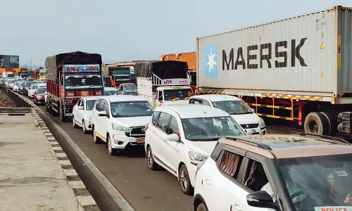 Gas Tanker Accident Chokes Mumbai-Pune Expressway Gas Tanker Accident Chokes Mumbai-Pune Expressway