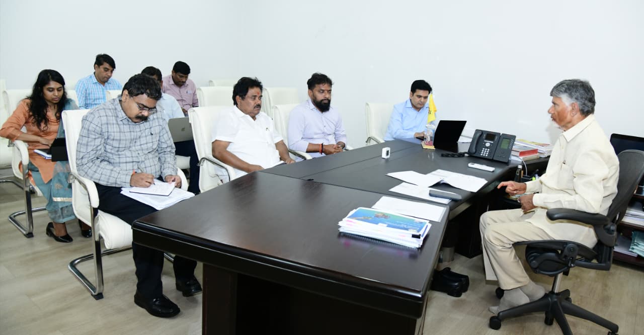 Implement All Welfare Programmes to Workers of Unorganized Sector: Naidu