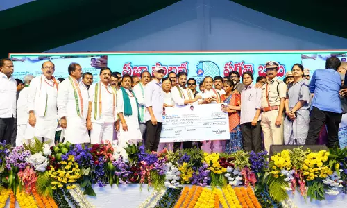 CM Hands Over ₹1 Cr Ex Gratia to Kin of Constables Killed on Duty