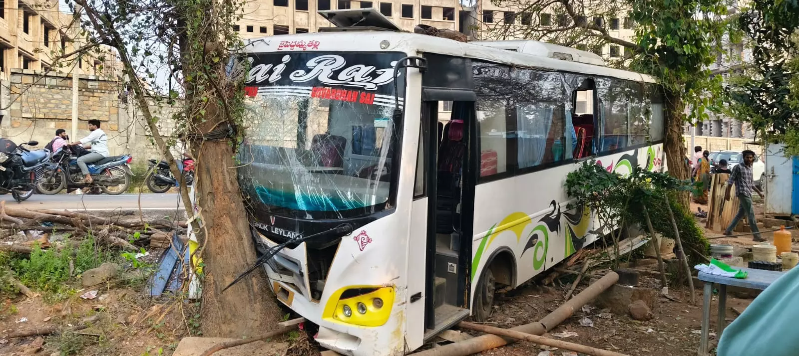 10 Students of Govt Medical College Hurt in Road Accident