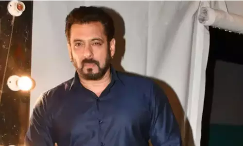 Salman Khan Attends RSS Centenary Event in Mumbai, Listens to Mohan Bhagwat Salman Khan Attends RSS Centenary Event in Mumbai, Listens to Mohan Bhagwat