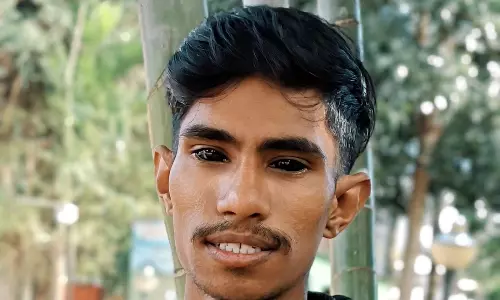 Record-Seeking Vizag Artist Gets His Eyeball Tattooed Despite Risks Involved