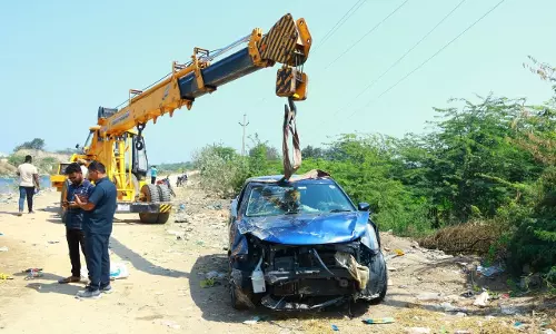 Woman Found Dead As Car Falls Into Nagarjunasagar Canal, Husband Missing Woman Found Dead As Car Falls Into Nagarjunasagar Canal, Husband Missing