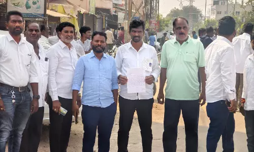 Clashes, Bogus Vote Allegations Mark Polls in Karimnagar Clashes, Bogus Vote Allegations Mark Polls in Karimnagar