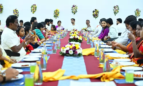 Feast for Eyes as Leaders Gather With Families