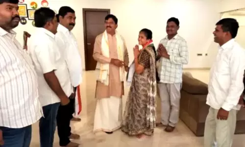 Independent Councilor Joins Cong in Wardhannapet, Paves Way for Party to Claim Chairperson Post