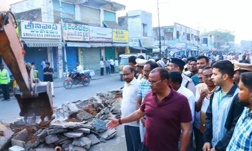 Prakasham Bazaar Median Razed To Ease Traffic
