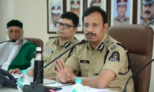 Sajjanar Reviews Ramzan Security At Mecca Masjid