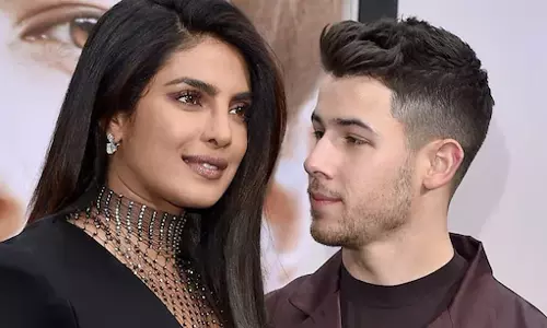 Nick Jonas Wears Priyanka Chopra’s Mangalsutra as Bracelet; Internet Swoons Nick Jonas Wears Priyanka Chopra’s Mangalsutra as Bracelet; Internet Swoons
