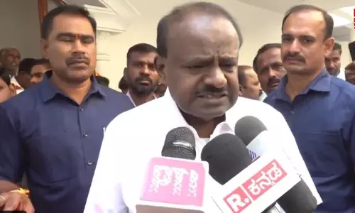 Kumaraswamy Offers Prayers at Raghavendra Swamy Mutt