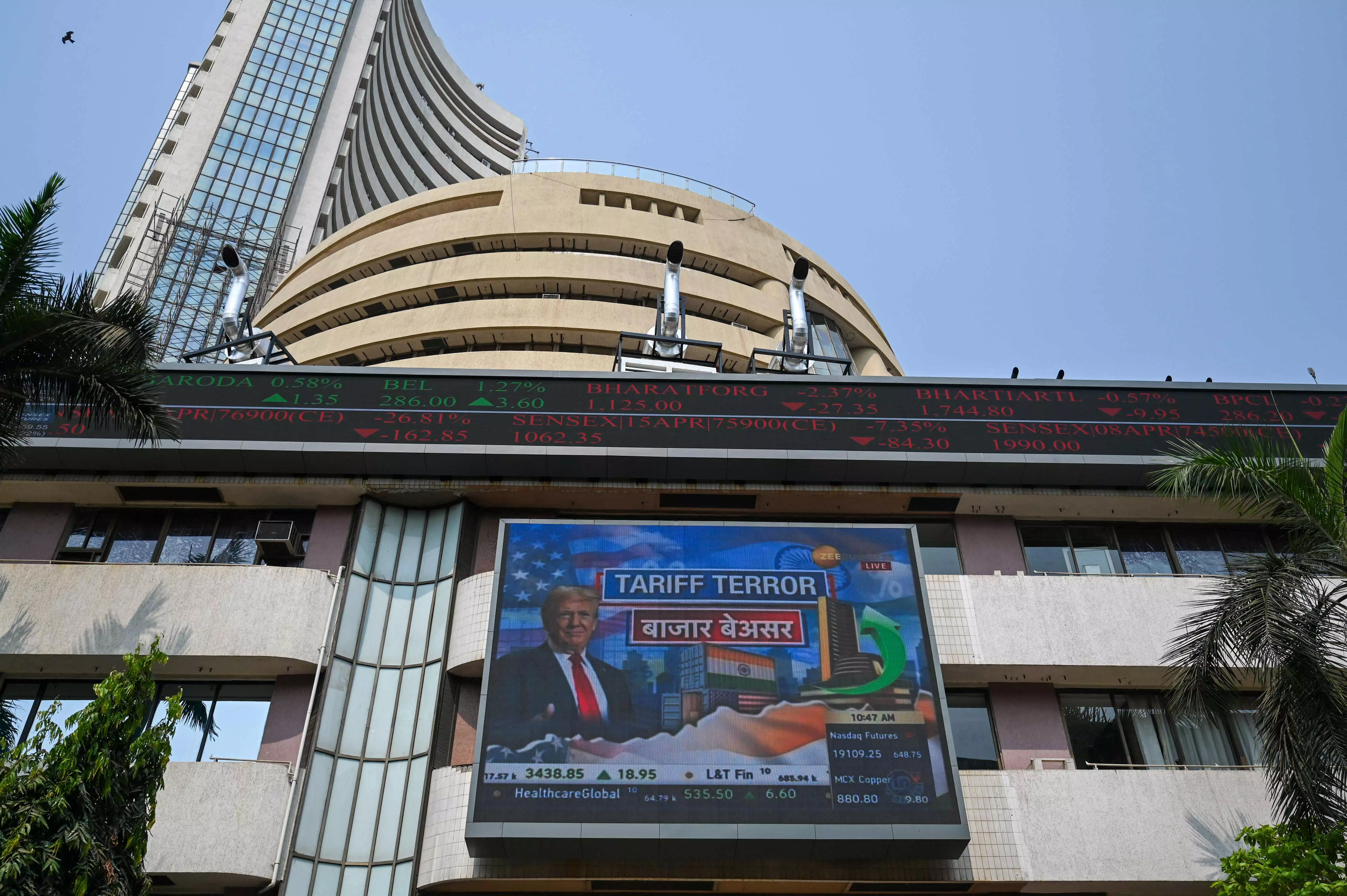Indian Shares Fall on Renewed US Tariff Uncertainty; AI Fears Drag It Lower Indian Shares Fall on Renewed US Tariff Uncertainty; AI Fears Drag It Lower