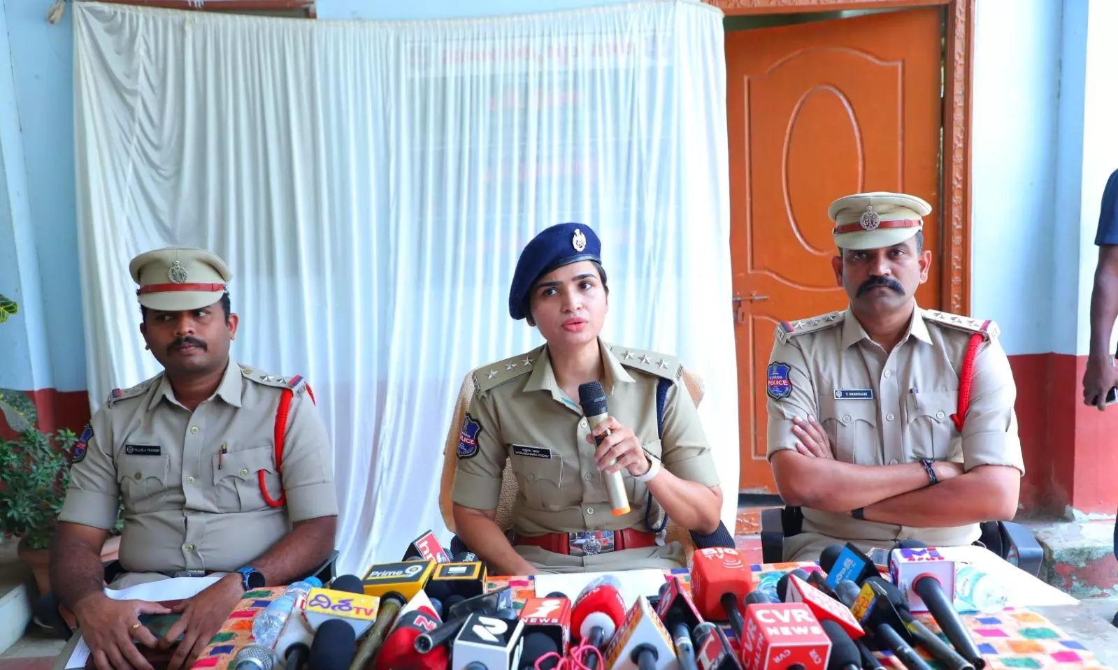 Cop Bust Fraud Racket, 14 Arrested, Several Absconding Cop Bust Fraud Racket, 14 Arrested, Several Absconding