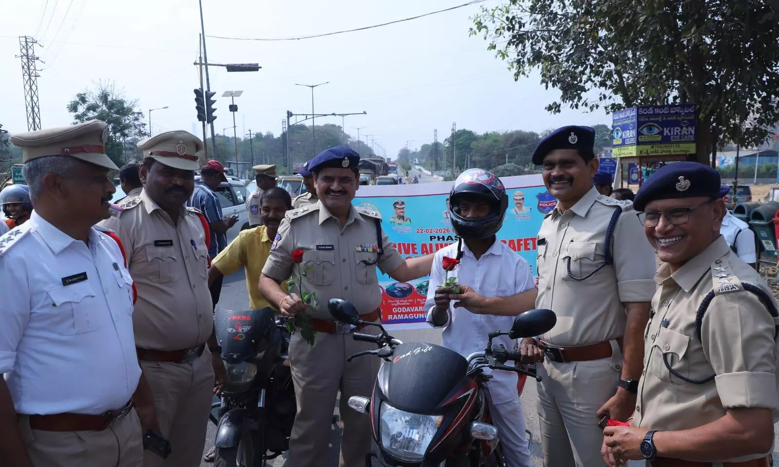 Flowers for Rule-Followers, Helmets for Others As Ramagundam Police Launch Safety Drive Flowers for Rule-Followers, Helmets for Others As Ramagundam Police Launch Safety Drive