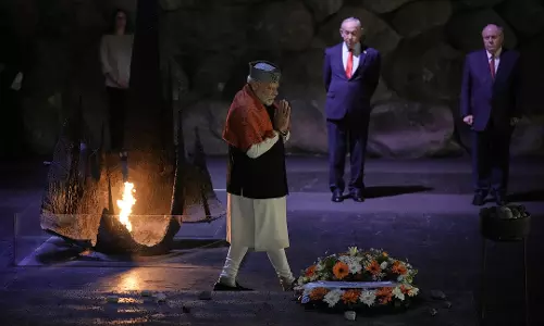 PM Visits Yad Vashem, Pays Tributes to Holocaust Victims