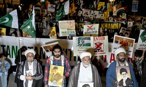 9 Killed in Pro-Iran Protest at US Consulate in Pakistans Karachi