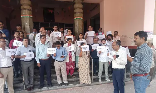 Doctors at MNJ Oncology Protest In-Charge Director’s Posting Doctors at MNJ Oncology Protest In-Charge Director’s Posting