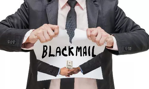 NRI Architects Family Blackmailed By Driver