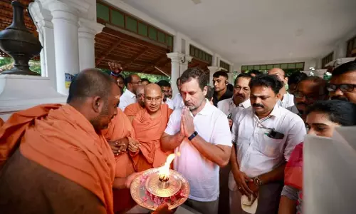 Rahul Gandhi Pays Visit to Sivagiri Mutt