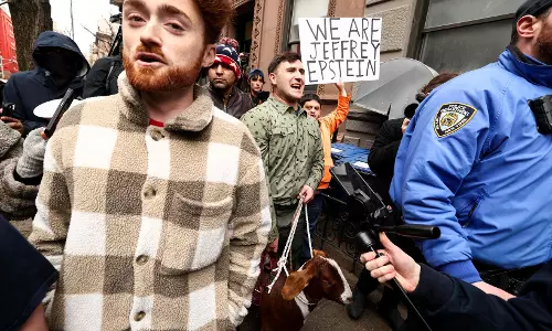 Probe On After Device Thrown at Anti-Islam Protest in New York Probe On After Device Thrown at Anti-Islam Protest in New York