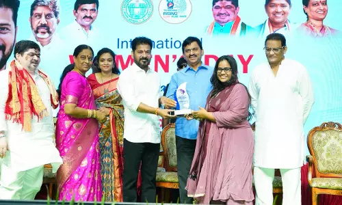 Journalists Thank CM After Vows To Solve Legal Tangle For Land Sites Journalists Thank CM After Vows To Solve Legal Tangle For Land Sites