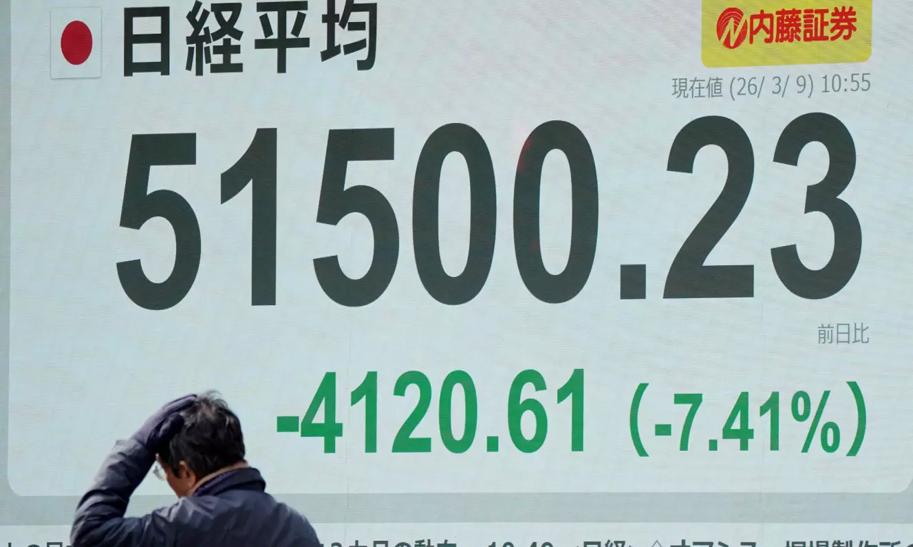 Asian Stocks Down Sharply as Oil Hits $100