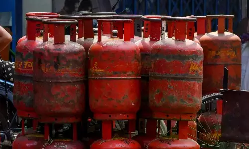 Minister Assures Domestic Gas Cylinder Once In A Month For A Family, Hotels Asked To Cooperate